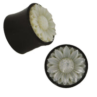 Load image into Gallery viewer, Plug weiß Horn Perlmutt Blume spitz zweilagig Tribal schwarz geschnitzt Expander
