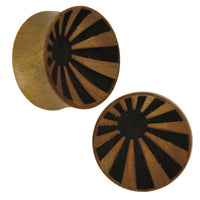 Load image into Gallery viewer, Holz Plug hellbraun stilisierte Sonne dunkel Strahlen Tribal Piercing
