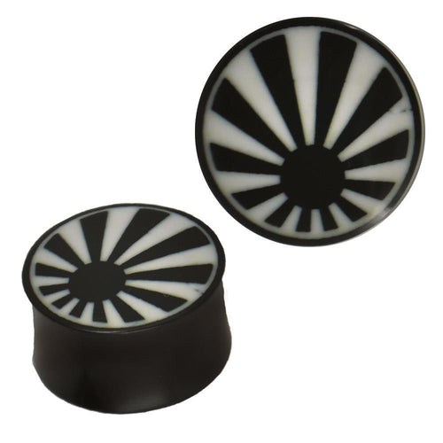 Plug Horn weiße Gravur stilisierte schwarze Sonne Strahlen breit Piercing