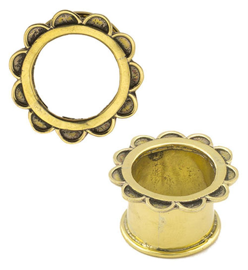 Two antik gold, nickelfrei Brass Tunnel Bogen Blume plugs are shown—one flat to display the flower design, the other tilted to reveal its Messing Expander Ohrschmuck structure and inner detailing.