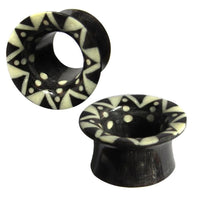 Load image into Gallery viewer, Two black "Horn Flesh Tunnel schwarz weiß Zacken Muster" plugs with flared edges display white tribal zigzag patterns, offering a bold, organic expander look. Perfect unisex piercing jewelry for striking, tribal-inspired ear style.
