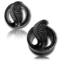 Load image into Gallery viewer, The Holz Tunnel Arangholz schwarz "Kissing Cobra" hand-carved tribal plugs feature a glossy black finish and detailed cobra design, making these circular expanders a unique and eye-catching addition to any collection.

