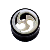 Load image into Gallery viewer, The Horn Plug Tunnel Perlmutt Tomoe Inlay weiß double flared features a sleek black design with a shiny silver swirl and white Perlmutt inlay, making it ideal for tribal piercing styles.
