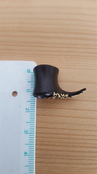 Load image into Gallery viewer, Tunnel Holz Tropfen Dorn gebogen golden bemalt Gravur double flared Arangholz
