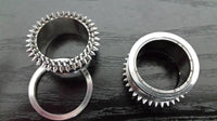 Load image into Gallery viewer, Edelstahl Tunnel Plug Schraubplug kegelförmig Spitze Nieten Stacheln Punk silber
