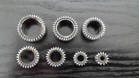 Load image into Gallery viewer, Edelstahl Tunnel Plug Schraubplug kegelförmig Spitze Nieten Stacheln Punk silber
