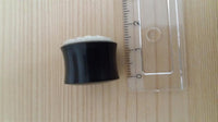 Load image into Gallery viewer, Hornplug Perlmutt Horn Eule handgeschnitzt schillernd Tunnel Plug weiß Expander
