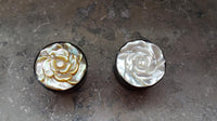 Cargar imagen en el visor de la galería, Hornplug Perlmutt Horn Rose handgeschnitzt schillernd Tunnel Plug weiß Expander
