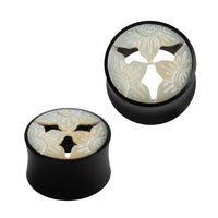Load image into Gallery viewer, Horntunnel Perlmutt Horn Flowers geschnitzt schillernd Tunnel Plug weiß Expander
