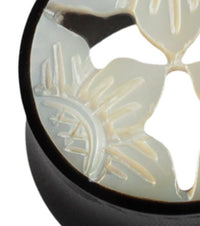 Load image into Gallery viewer, Horntunnel Perlmutt Horn Flowers geschnitzt schillernd Tunnel Plug weiß Expander
