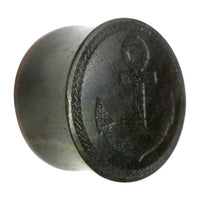 Load image into Gallery viewer, A black double-flared flesh plug for lobes, made of ebony wood and engraved with an anchor and rope design, inspired by the classic Flesh Plug Ebenholz Anker Seil Ring.

