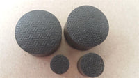 Load image into Gallery viewer, Four cylindrical Flesh Plug Ebenholz Peace Knoten Muster double flared Lobe Dehner schwarz Gravur, each with a textured geometric pattern, are arranged on a light brown surface.
