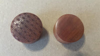 Load image into Gallery viewer, Flesh Plug Sawoholz Stern Blume des Lebens double flared Lobe Dehner rot braun Gravur
