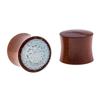 Load image into Gallery viewer, Two Sawoholz Plug natur braun Bone Inlay Blumenmuster geschnitzt Expander Tunnel are shown; one displays a floral bone inlay, the other shows its smooth, curved wood surface.
