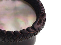 Load image into Gallery viewer, Plug dunkelbraun Holz gemasert rund Schlange Muster Rand Muschel Inlay Perlmutt
