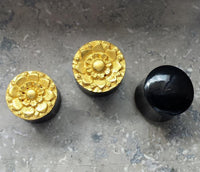 Load image into Gallery viewer, Hornplug Plug Horn Blume gold Farbe schwarz Flesh Tunnel Lobe Expander
