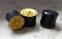 Load image into Gallery viewer, Hornplug Plug Horn Blume gold Farbe schwarz Flesh Tunnel Lobe Expander
