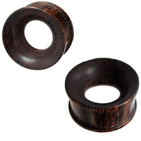 Load image into Gallery viewer, A pair of Tamarindenholz Tunnel dunkel gemasert straight ribbed ear gauges with a central hole, shown on a white background.
