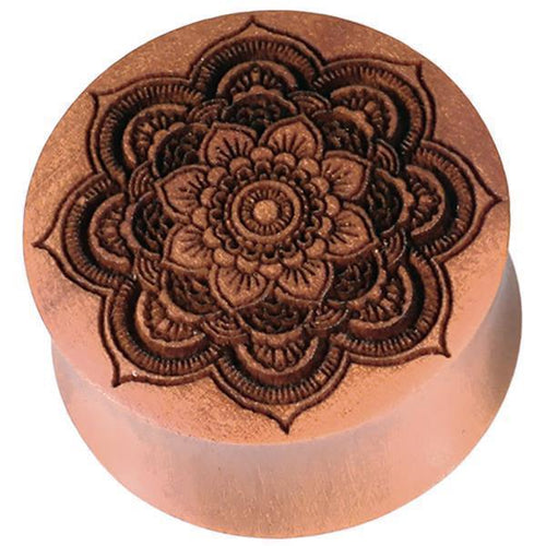 Handgefertigter Sawoholz Plug braun Tunnel Expander mit glatter Oberfläche und schwarzem, filigran geschnitztem Mandala-Design.