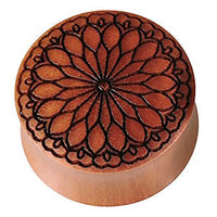 Cargar imagen en el visor de la galería, Ein runder Plug aus Sawo Holz in Braun mit schwarzer Gravur im Blüten- und Herz-Tribal-Muster – handgeschnitzt, filigran und organisch als Expander oder Tunnel tragbar.

