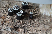 Load image into Gallery viewer, Flesh Plug Horn Auge Kreuz Bone Inlay double flared
