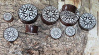 Load image into Gallery viewer, Holz Plug Gothic Kreuz silber double flared
