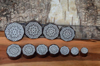 Load image into Gallery viewer, Holz Plug Blumen Wabe silber double flared
