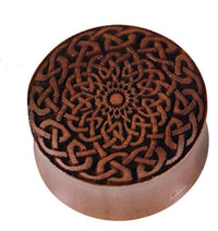 Load image into Gallery viewer, A round brown wooden box, "Plug Celtic Sawoholz," features a laser-engraved braided Celtic design on its lid with a symmetrical floral motif, echoing the style of a hand-carved Holzplug.
