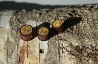 Load image into Gallery viewer, Holz Plug dunkelbraun Maya Maske gold Lasergravur
