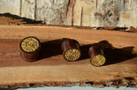 Load image into Gallery viewer, Holz Plug dunkelbraun Maya Maske gold Lasergravur
