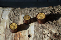 Load image into Gallery viewer, Holz Plug dunkelbraun Maya Maske gold Lasergravur

