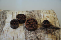 Load image into Gallery viewer, Plug Tunnel Holz filigran Blume des Lebens double flared
