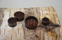Load image into Gallery viewer, Plug Tunnel Holz filigran Blume des Lebens double flared
