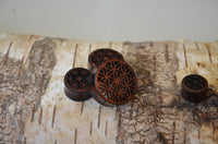 Load image into Gallery viewer, Plug Tunnel Holz filigran Blume des Lebens double flared
