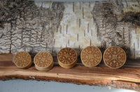 Load image into Gallery viewer, Krokodil Holz Plug Kreuz Blume hell double flared
