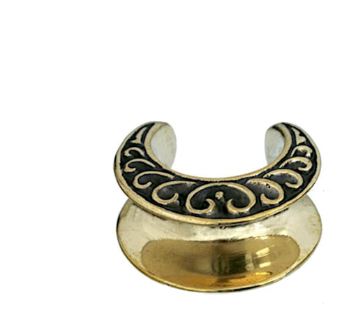 The Saddle Plug Messing antik gold Sichel Bögen Tunnel is a gold-toned, crescent-shaped ear cuff inspired by Messing Schmuck, featuring black engraved swirl patterns on a white background.