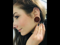 Load image into Gallery viewer, Plug Tunnel Holz filigran Blume des Lebens double flared
