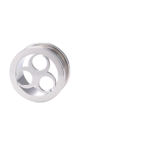 The Flesh Tunnel Edelstahl Schraub Plug silber drei Kreise is a round, silver plug featuring three evenly spaced circular holes in a Kreis design, displayed against a plain white background.