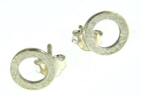 Load image into Gallery viewer, A pair of Ohrstecker Silber 925 vergoldet Creolen Ringe gebürstet featuring a minimalist circular design with open centers, crafted from brushed sterling silver and shown on a white background with butterfly backings.
