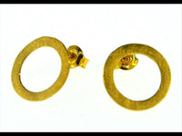 Load image into Gallery viewer, Ohrstecker Silber 925 vergoldet Creolen Ringe gebürstet: Goldene, gebürstete runde Stecker mit offenem Zentrum aus 925er Sterlingsilber, präsentiert auf weißem Hintergrund.
