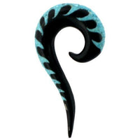 Load image into Gallery viewer, The Tribal Horn Piercing Expander Inlay Spirale Welle schwarz türkis features a black curved taper with turquoise accents, a spiral design, and a striking turquoise inlay, resembling a stylized question mark or curled horn.
