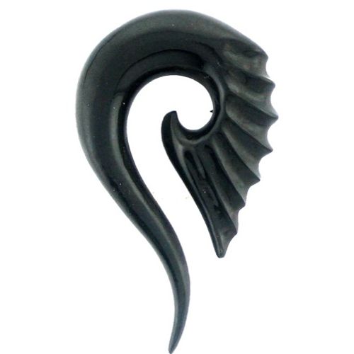 A schwarze Thai-Spirale in Tribal-Optik aus Büffelhorn als Expander, Plug, Tunnel oder Ohrhänger – handgeschnitztes Schmuckstück (2mm), ideal für Tribal Buffalo Horn Piercing.