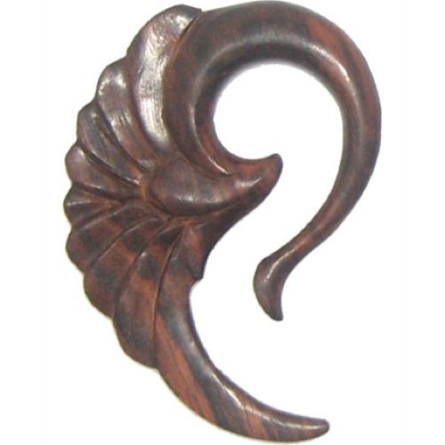 Handgeschnitzter Tribal Holz Piercing Expander aus dunkelbraunem Sonoholz, geformt wie ein Engelflügel mit geschnitzten Federdetails und geschwungenem Haken – außergewöhnlicher Plug/Tunnel Ohrhänger Ohrring.