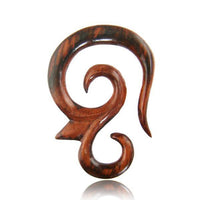 Load image into Gallery viewer, A Piercing Narra Holz Drei Spitze spiralig braun gemasert Plug Ohrstecker Expander with a smooth, polished finish and abstract spiral design, shown against a white background.
