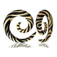 Load image into Gallery viewer, The hand-painted Piercing Zebra Muster Spirale Holz Plug Ohrstecker in light black features a bold, striking spiral zebra pattern for a standout look.
