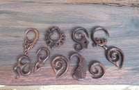 Load image into Gallery viewer, Piercing Holz sono wood Blüte gebogen gemasert Ohrstecker Expander handgeschnitzt
