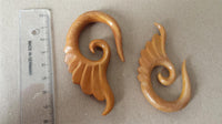 Load image into Gallery viewer, Piercing Holz Jack fruit wood Flügel Ohrstecker Expander handgeschnitzt
