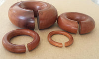 Load image into Gallery viewer, Piercing Sawoholz Holz Expander rotbraun groß Ohrstecker Ring Bogen Dehner Donut

