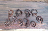 Load image into Gallery viewer, Holz dunkelbraun Lobe Piercing Bogen Hook Zacken
