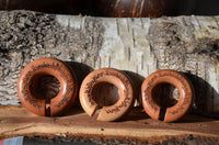 Load image into Gallery viewer, Piercing Sawoholz Holz Ohrgewicht Ring Donut Schrift
